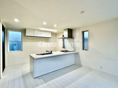 【キッチン】 | 葛飾区西水元1丁目中古住宅 | 視界に広がりを生むオープンなキッチン。料理や片付けをしながら、家族との会話を楽しんだり、リビングで遊ぶ子どもを見守れます。ご見学時には家具の配置などもイメージしながらぜひご覧になって見て下さい。