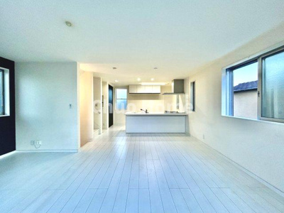 【居間・リビング】 | 葛飾区西水元1丁目中古住宅 | 【リビングダイニング】一日の中で多くの時間を過すことになるリビングダイニングだからこそ、いつも穏やかな空間であることが必然。爽やかな通風と採光を存分に感じる事が出来る空間です。