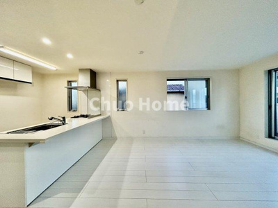 【ダイニング】 | 葛飾区西水元1丁目中古住宅 | 【ダイニング】忙しい朝でも、しっかり家族が揃って食事をして頂けるゆとりある大きさのダイニングスペース。奥様が作る手料理をカウンター越しに受けとって頂き、テーブルで囲む素敵な時間を存分に愉しんで下さい。