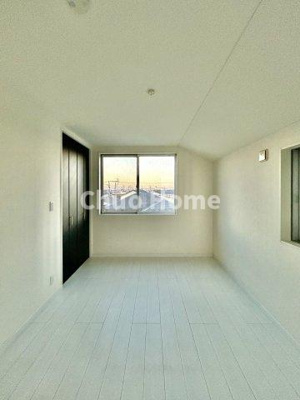 【寝室】 | 葛飾区西水元1丁目中古住宅 | 【寝室】心と体をゆったりと安らげる主寝室。寝室のゆとりが大きい分だけ、暮らしの安らぎは深まります。一日の疲れを癒すだけでなく、ご夫婦の親密な語らいを紡ぎ出します