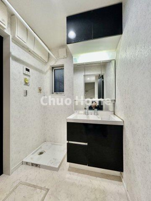 【ランドリースペース】 | 葛飾区西水元1丁目中古住宅 | 【ランドリースペース】担当者がスケールを持ち歩いておりますので、ご見学時には現在お使いの洗濯機などがきちんと収まるかなどもチェックして下さい。見学前に測っておくと非常に便利だと思います。