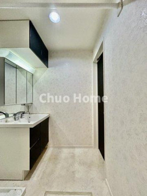 【脱衣所】 | 葛飾区西水元1丁目中古住宅 | 【洗面所】明るい洗面所は朝をすっきりさせてくれる空間です。バタバタしている忙しい朝でも収納が多い洗面台では短い時間で効率良く支度ができます。