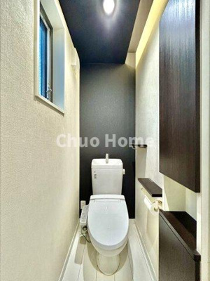 【トイレ】 | 葛飾区西水元1丁目中古住宅 | 【トイレ】 収納スペースをしっかりと確保した温水洗浄便座機能付きトイレ。温水洗浄便座は清潔にお使いいただくための大切なアイテムです。