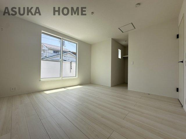 旭区金が谷２丁目の洋室|２階８帖の主寝室には大型のウオークインクローゼットが備わっています。