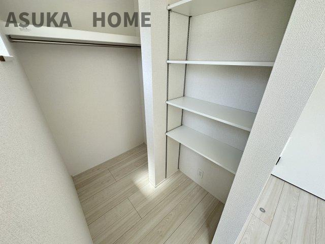 旭区金が谷２丁目の収納|ウオークインクローゼットが備わっていて、お部屋を広く使えます。クローゼット内に可動棚も完備です。