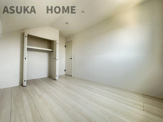 旭区金が谷２丁目の洋室|６帖の広さのある洋室は、２面採光で明るいお部屋となっております。広いクローゼットも備わっています。