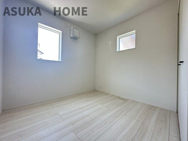 旭区金が谷２丁目の洋室|２面採光で明るい洋室になります。使いやすそうなお部屋で家具のレイアウトにも困りません。