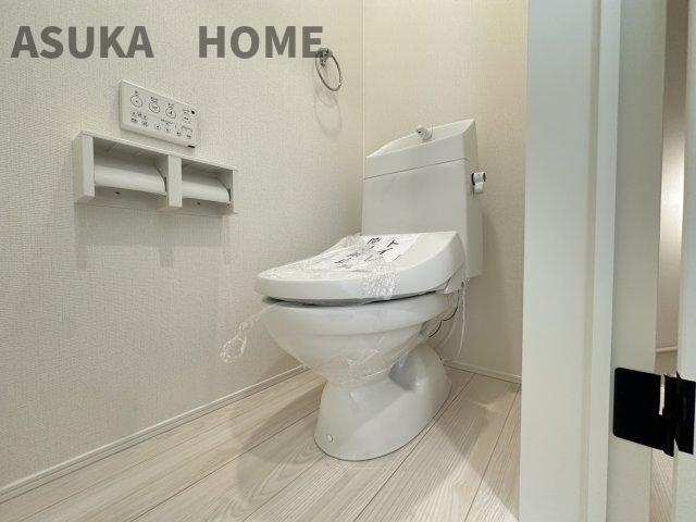 旭区金が谷２丁目のトイレ|温水洗浄便座のトイレ設備です！清潔感のある、明るいトイレです。
