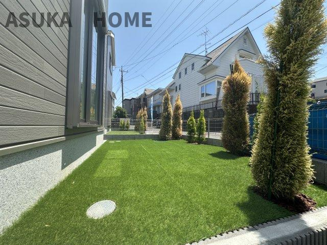 旭区金が谷２丁目の庭|芝生の緑がまぶしいお庭スペースです。癒しの場所となりそうです。