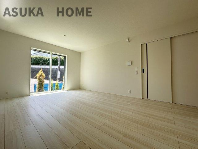 旭区金が谷２丁目の居間・リビング|フローリングも明るいナチュラルなカラーなので家具を選びません。