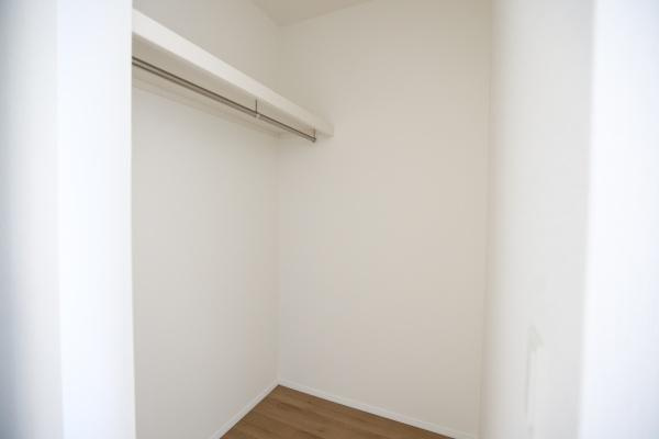 横尾東町2丁目2期1号棟の収納|シンプルなデザインの収納スペースです。ハンガーパイプが設置されており衣類の整理に便利です。空間に無駄がなく使い勝手の良さが感じられます。清潔感のある内装で幅広く活用できます。