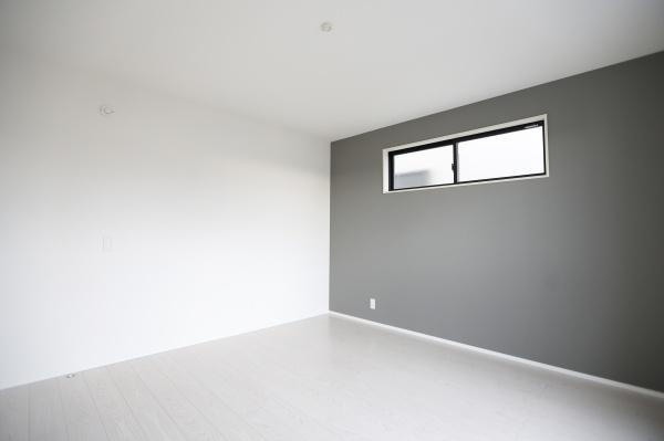 横尾東町2丁目2期2号棟の洋室|シンプルで落ち着いた雰囲気の洋室です。アクセントクロスが空間に個性を与えています。窓からの採光が室内を明るく演出します。無駄のないデザインでお手入れもしやすいです。