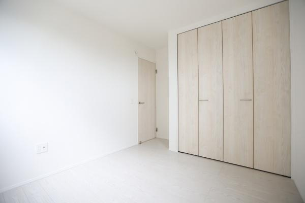 横尾東町2丁目2期2号棟の洋室|明るい色調の壁と床が空間を広々と見せます。クローゼットが完備されており収納にも便利です。シンプルなデザインで家具の配置も自由にできます。落ち着いた雰囲気が魅力の洋室です。