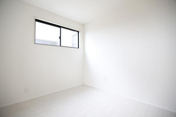 横尾東町2丁目2期2号棟の洋室|シンプルな内装でどのようなインテリアにもなじみやすい洋室です。明るい色合いの床と壁が空間を広く見せます。窓から自然光が差し込み開放感のあるお部屋です。すっきりとした印象で清潔感があります。