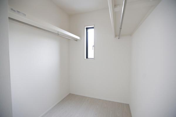 横尾東町2丁目2期2号棟の収納|シンプルなデザインで使いやすさに配慮された収納スペースです。窓があり明るさと換気のしやすさが魅力です。ハンガーパイプや棚も備え付けられており日常の整理に便利です。