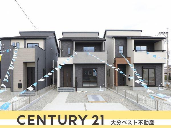 横尾東町2丁目2期2号棟の外観|スマートで現代的なデザインが目を引く外観です。それぞれのカラーリングが洗練された印象を与えます。建物の配置も整っており全体的にまとまりのある雰囲気です。