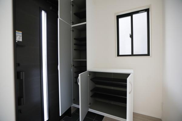 横尾東町2丁目2期2号棟の玄関|明るい窓付きの玄関は開放感があります。収納が豊富ですっきりと片付けやすい空間です。シンプルなデザインで清潔感が感じられる玄関スペースです。収納棚が複数あり使い勝手も考えられています。