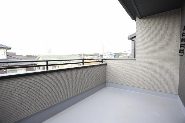 横尾東町2丁目2期2号棟のバルコニー|広々としたバルコニーは開放感がありゆとりある空間を確保しています。視界が抜けやすいデザインで外の景色を楽しむことができます。しっかりとした手すりが備わっているため安心感もあります。