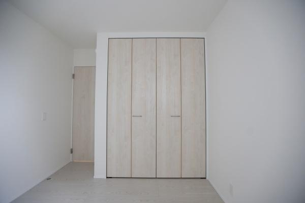 横尾東町2丁目2期2号棟の収納|シンプルなデザインで統一感のある収納スペースです。明るい色味の扉が空間を広く感じさせます。収納力のある造りが魅力的です。すっきりとまとまった印象を与えます。使い勝手の良い配置もポイントです。