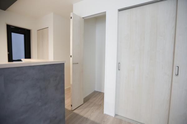 横尾東町2丁目2期2号棟の収納|収納スペースが複数設けられ使い勝手の良い間取りです。すっきりとしたデザインの扉が空間に調和しています。奥行きのある収納が日常の整理に便利です。室内全体が明るい印象を与えます。