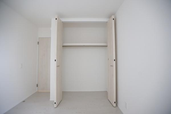 横尾東町2丁目2期2号棟の収納|クローゼットはワイドな開口部があり使いやすいデザインです。室内と同じ明るい色調で統一感があります。収納力があり整理整頓しやすい空間です。シンプルな構造で日常の使い勝手も良好です。