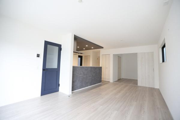 横尾東町2丁目2期2号棟の居間・リビング|明るい色合いのフローリングが空間に開放感を与えます。シンプルな内装で家具の配置もしやすいです。キッチンとの繋がりが良く移動がしやすい設計です。