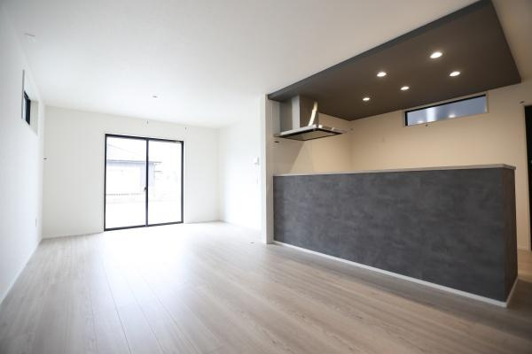 横尾東町2丁目2期2号棟の居間・リビング|広々としたリビングは明るい日差しが差し込み開放感のある室内空間です。対面式のキッチンがアクセントとなりモダンな雰囲気が漂います。シンプルなデザインでお好みに合わせたインテリアが楽しめます。