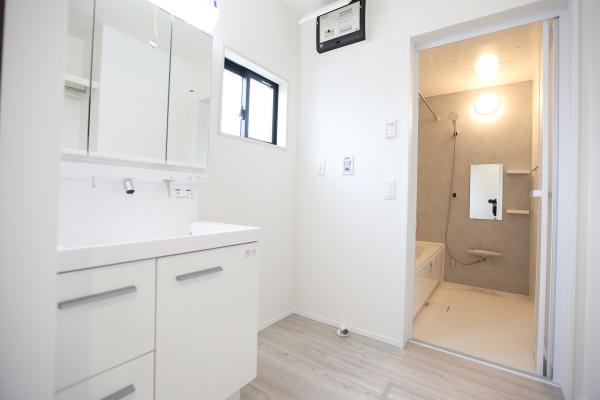 横尾東町2丁目2期2号棟の独立洗面台|洗面台は収納力に優れすっきりとした印象です。浴室と隣接しており動線もスマートです。窓からの採光で明るい雰囲気が広がっています。清潔感のある空間が魅力です。