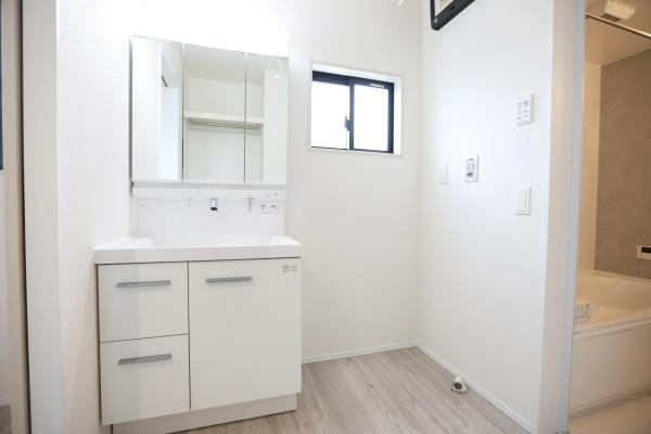 横尾東町2丁目2期2号棟の独立洗面台|明るく清潔感のある洗面台が特徴です。収納スペースが充実しており整理整頓がしやすいです。小窓があるため換気も良好です。シンプルなデザインが魅力の洗面所です。