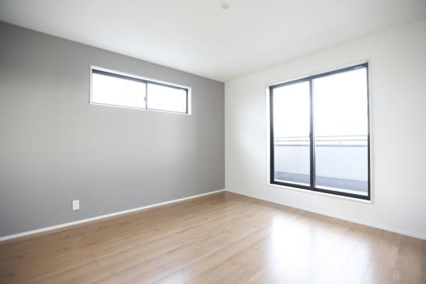 横尾東町2丁目2期3号棟の洋室|大きな窓があり洋室全体に明るさが広がります。落ち着いた色合いの壁が特徴的です。シンプルで使いやすい空間です。フローリングが清潔感を演出します。快適な室内環境が期待できます。