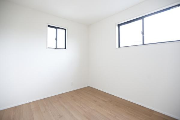 横尾東町2丁目2期3号棟の洋室|白を基調とした壁とナチュラルなフローリングがシンプルな洋室です。窓からの採光も良好で爽やかな雰囲気を感じられます。家具の配置がしやすいレイアウトになっています。使い勝手の良い空間です。
