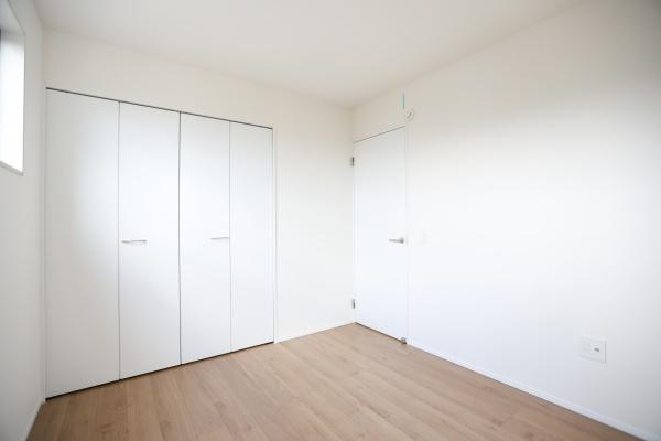 横尾東町2丁目2期3号棟の洋室|明るい色合いの洋室でシンプルなデザインが印象的です。クローゼット扉が備わっており収納スペースも十分に確保されています。天井や壁面の仕上げも整っており落ち着いた雰囲気のお部屋です。