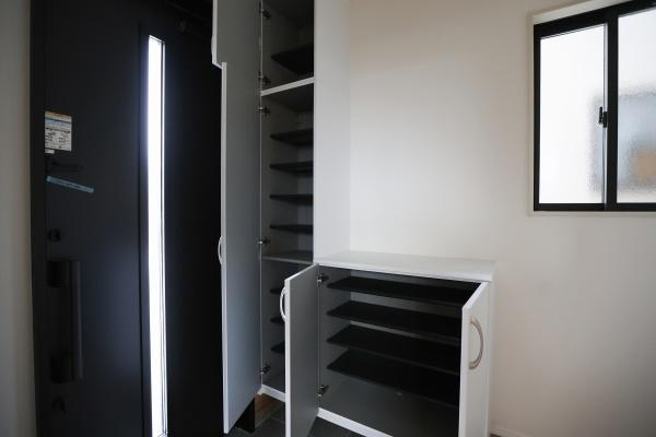 横尾東町2丁目2期3号棟の玄関|玄関には収納スペースが豊富に設けられており整理整頓に便利です。シューズボックスは容量があり使いやすい設計です。採光窓も備えているため明るさも確保されています。無駄のないシンプルな構造です。