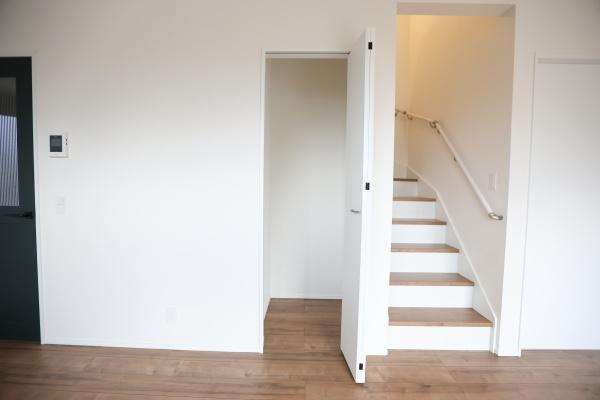 横尾東町2丁目2期3号棟の内装|白を基調としたすっきりとした階段スペースです。手すりが設置されており昇降が安心です。木目調の床材で空間が明るい印象です。シンプルな内装でリフォームなどのアレンジにも向いています。