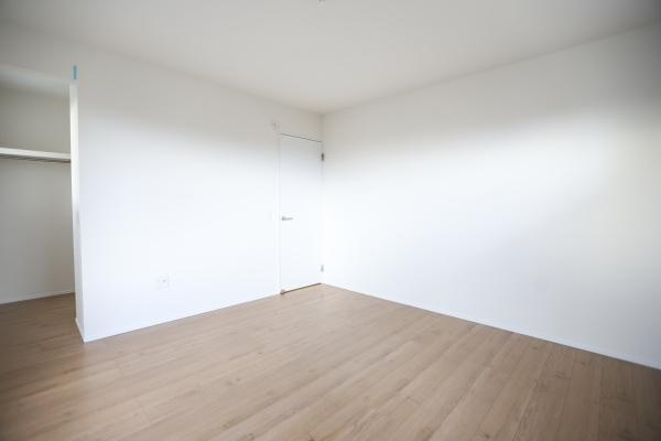 横尾東町2丁目2期3号棟の洋室|白を基調としたシンプルな内装で落ち着いた雰囲気を感じる洋室です。ナチュラルなフローリングが開放感を演出しています。クローゼットも備わっており機能的な空間です。窓からの採光が明るさをプラスしています。
