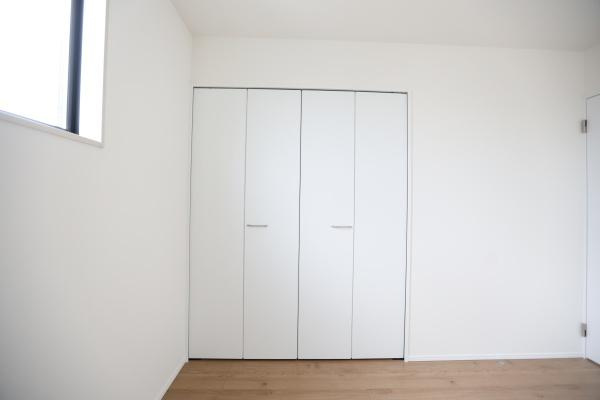 横尾東町2丁目2期3号棟の収納|シンプルで使いやすい収納スペースが備わっています。白を基調とした扉が室内に調和しています。収納の扉が大きく開き整理整頓がしやすい設計です。無駄のないスペース活用が可能です。