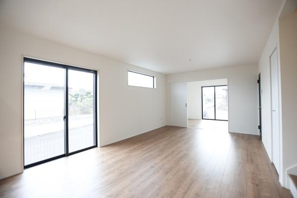 横尾東町2丁目2期3号棟の居間・リビング|大きな窓から光が差し込む明るく開放的なリビングです。シンプルな内装で空間を広く感じられます。床は木目調で落ち着いた雰囲気を演出しています。無駄のない設計が魅力です。