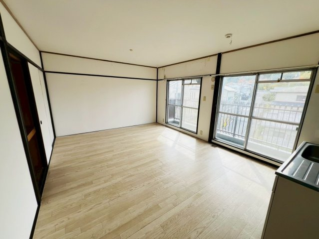 清水が丘コーポラスＡ棟の居間・リビング