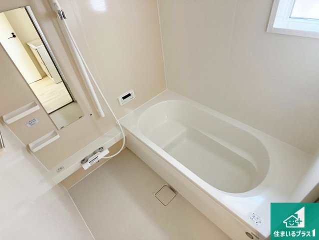 明石市松が丘　第24-1期　新築一戸建ての浴室|足をゆったり伸ばして寛げる浴槽です。窓が設けられていますので差し込む光が明るく穏やかな雰囲気にしてくれます♪浴室乾燥機も設置しているので、雨の日の洗濯物も安心です♪