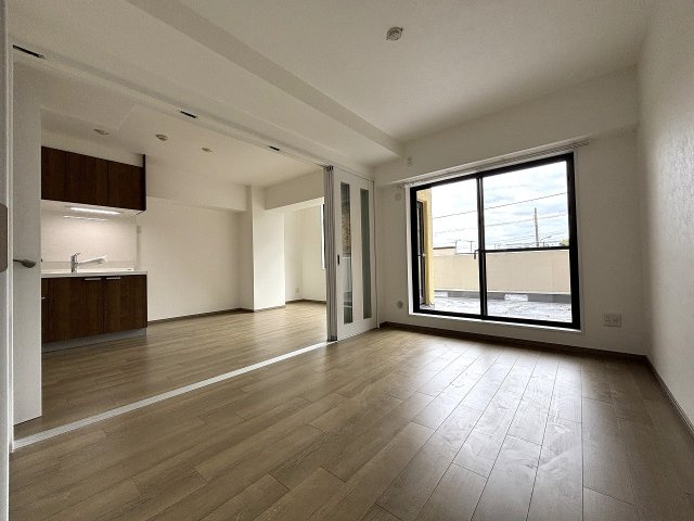 【洋室】 | 〇●レクセル湘南平塚●〇 | 大きな窓が開放的な空間を演出します。