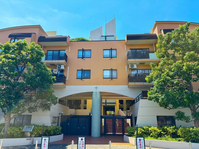 【外観】 | 〇●レクセル湘南平塚●〇 | マンション周辺は高麗山の緑が広がる穏やかな住環境。