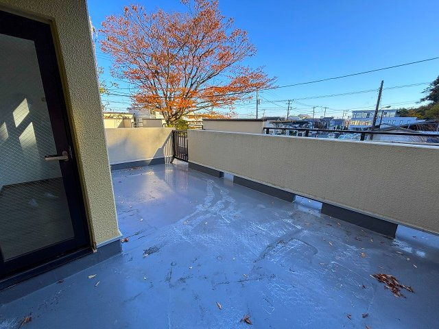 【バルコニー】 | 〇●レクセル湘南平塚●〇 | 約7.9帖の広々ルーフバルコニー。四季を感じられる眺望が広がります。