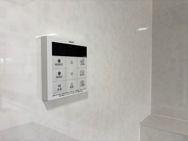 【設備】 | 〇●レクセル湘南平塚●〇 | キッチン横に設置された給湯器リモコン