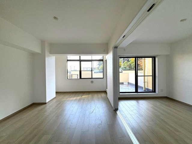 【居間・リビング】 | 〇●レクセル湘南平塚●〇 | LDK横の洋室の扉を開けると広々とした空間が広がります。