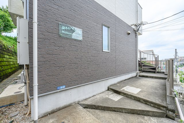 川崎市多摩区西生田５丁目のアパートのエントランス