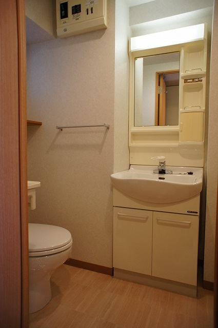 エンクレスト天神Ⅲの洗面所|明るい洗面所です