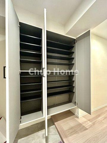 ライオンズマンション東向島第2の玄関|【玄関】玄関には大型のシューズクローゼットを設置しておりますのでいつでもスッキリりとした空間を保てます。玄関周りを清潔に使うのはとても大事なことですよね。