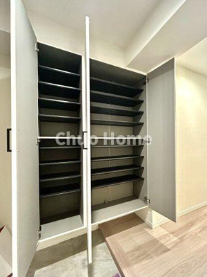 【玄関】 | ライオンズマンション東向島第2 | 【玄関】玄関には大型のシューズクローゼットを設置しておりますのでいつでもスッキリりとした空間を保てます。玄関周りを清潔に使うのはとても大事なことですよね。