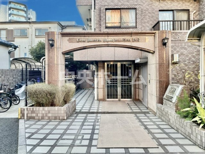 【エントランス】 | ライオンズマンション東向島第2 | 【エントランス】マンションのエントランスは、その物件の印象を決める、顔とも言える場所です。毎日通る場所ですからきれいなのが一番です。エントランス内はオートロックですので暮らしの安全も確保されています。