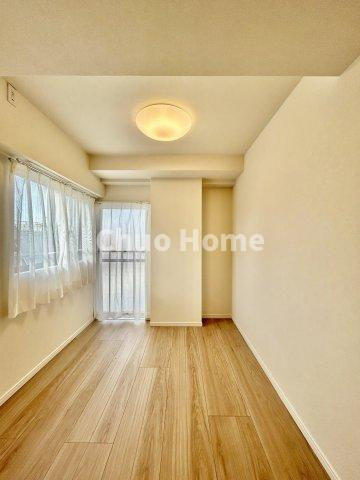 ライオンズマンション東向島第2の寝室|【寝室】心と体をゆったりと安らげる主寝室。寝室のゆとりが大きい分だけ、暮らしの安らぎは深まります。一日の疲れを癒すだけでなく、ご夫婦の親密な語らいを紡ぎ出します